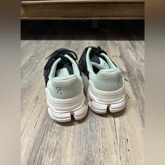 Women’s size 7 on clouds. - Picture 3 of 3